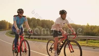 日落时分，一男一女在高速公路上骑着运动自行车，装备齐全，戴着防护头盔，动作缓慢，<strong>时速</strong>120英里